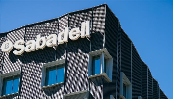 Los accionistas del Sabadell le dicen “no” al BBVA: rebelión minorista contra la OPA hostil