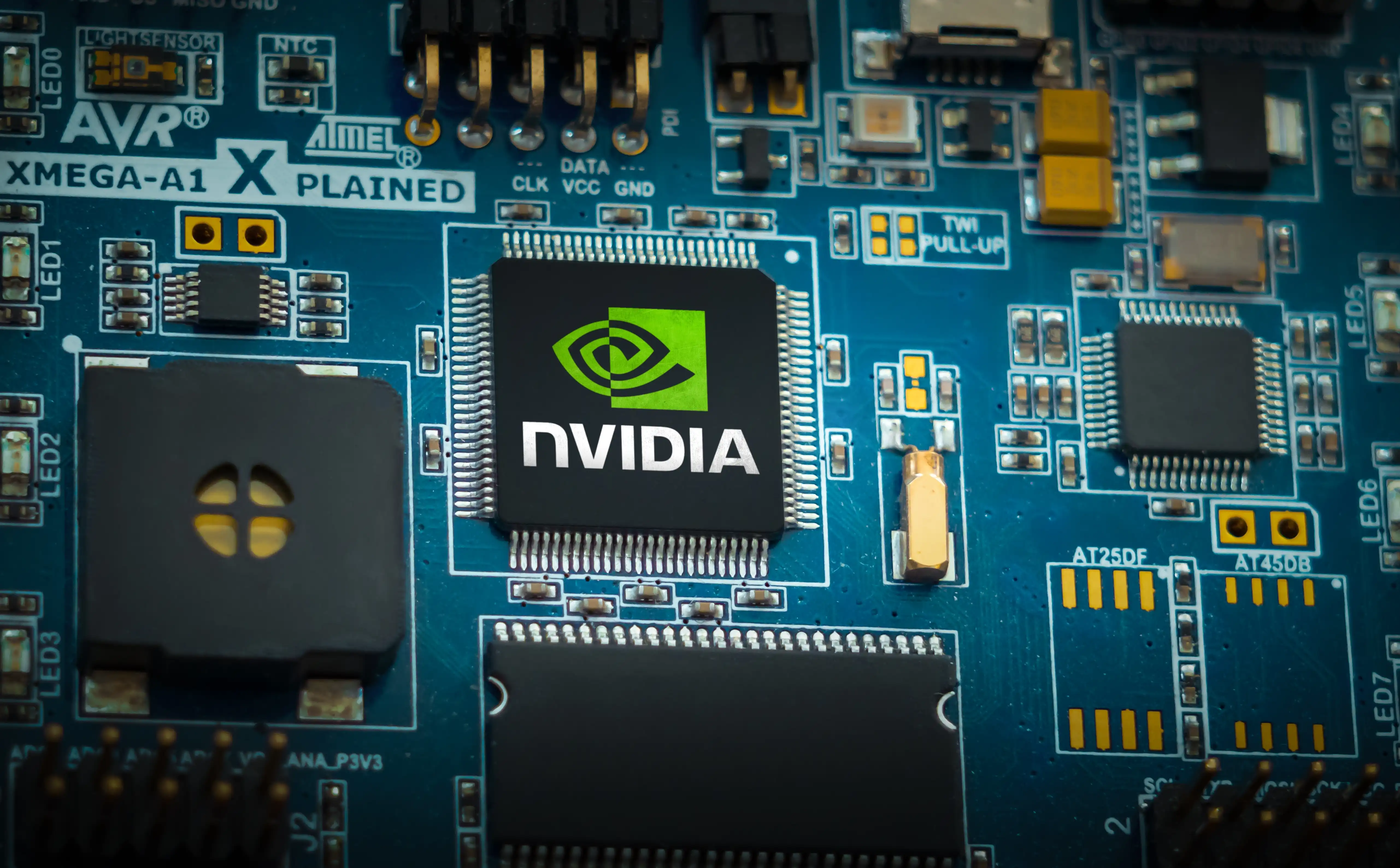 Nvidia pulveriza las expectativas con ingresos récord de 81.600 millones de dólares y reafirma su dominio absoluto en la infraestructura de IA