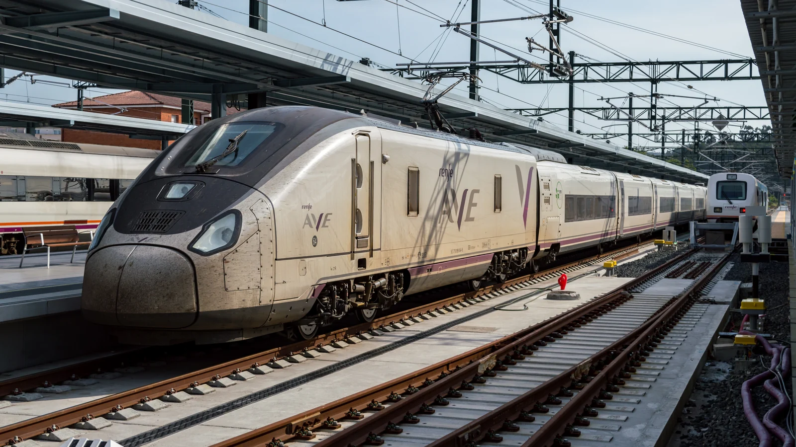 Tren Avril de la serie 106 de Renfe, fabricado por Talgo, detenido en la estación de A Coruña junto a otros trenes y bajo la catenaria.