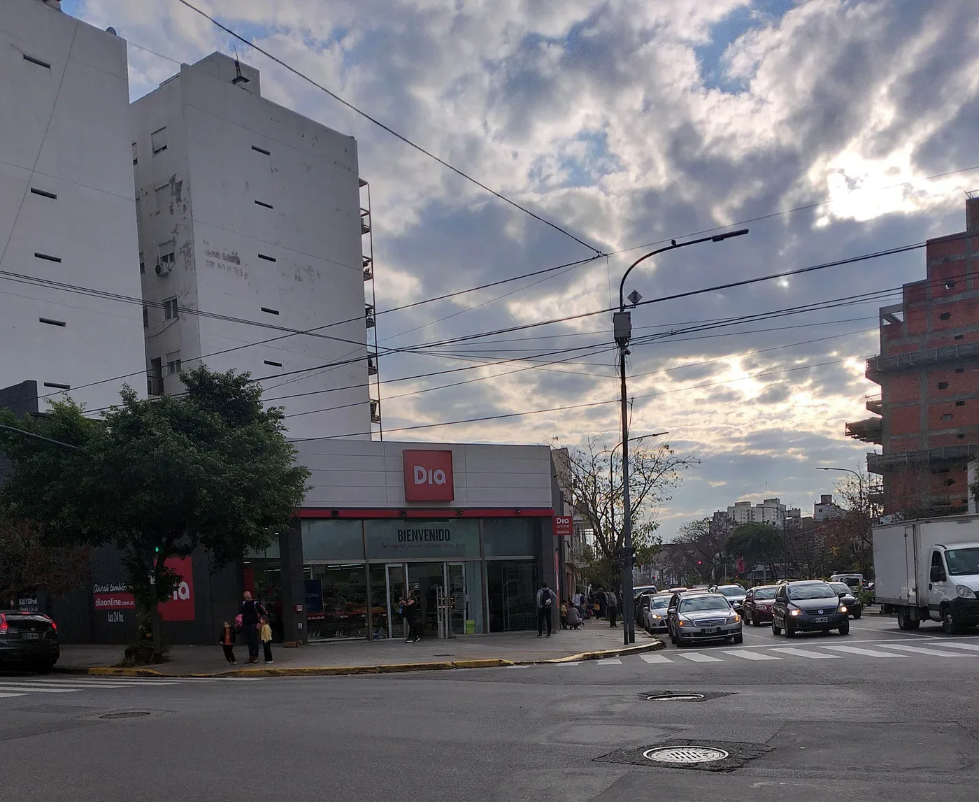 Supermercado Dia en una esquina del barrio de Coghlan, en Buenos Aires, con su rótulo rojo sobre la entrada.